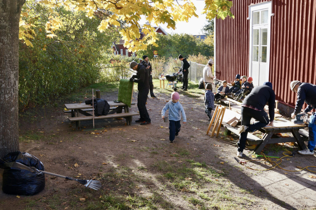Förälder och barn tillsammans på förskolan