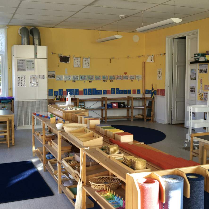 Förskolans innemiljö med Montessori-material och arbetsbord.