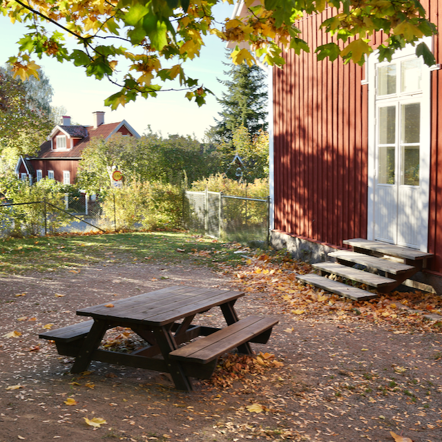 Elefantens förskolegård med lekplats och picknickbord.